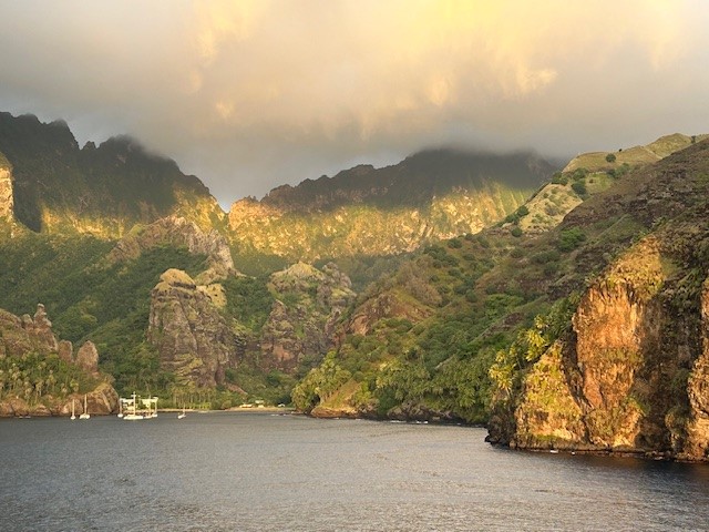 Cruising French Polynesia : The Tuamotus, Marquesas & Society Islands